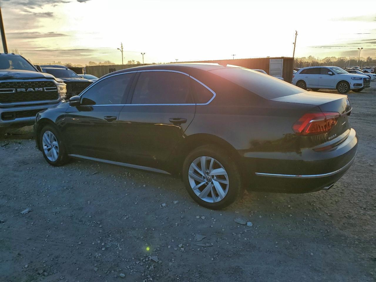 2018 VOLKSWAGEN PASSAT SE photo 2