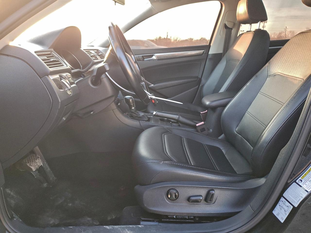 2018 VOLKSWAGEN PASSAT SE photo 7