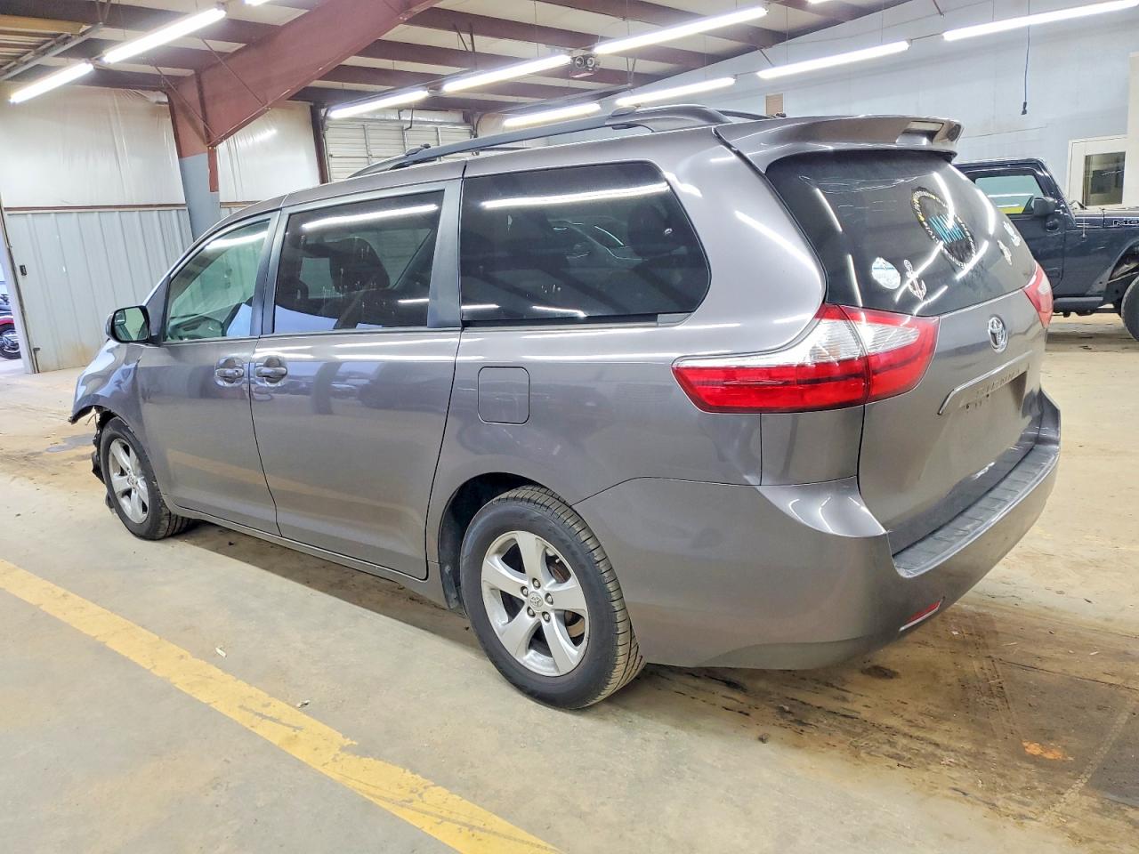 2017 TOYOTA SIENNA LE photo 2