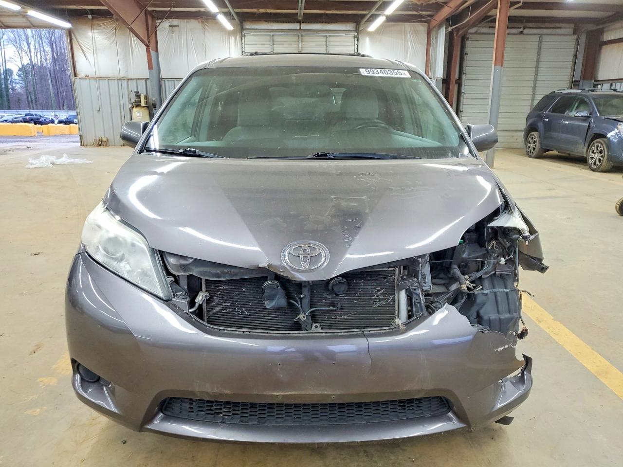 2017 TOYOTA SIENNA LE photo 5