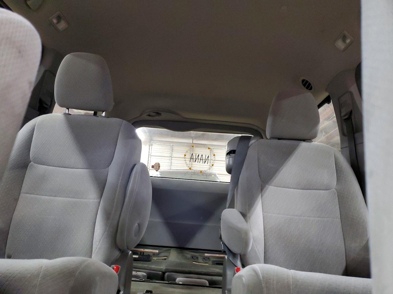 2017 TOYOTA SIENNA LE photo 10