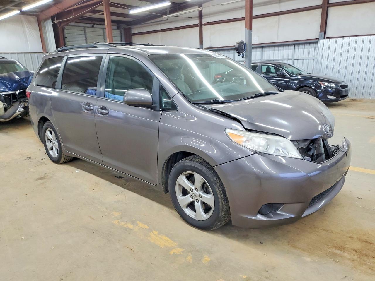 2017 TOYOTA SIENNA LE photo 4