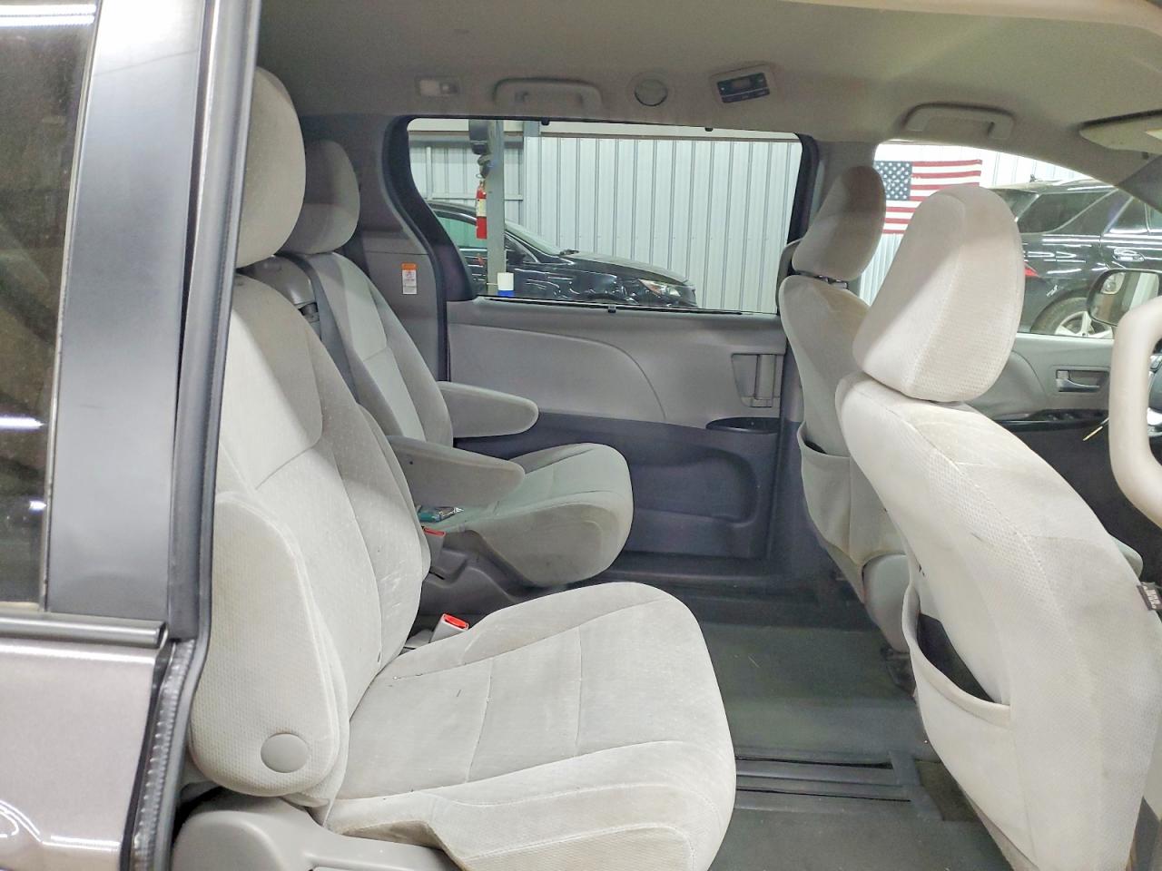 2017 TOYOTA SIENNA LE photo 11