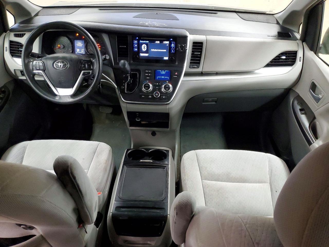 2017 TOYOTA SIENNA LE photo 8