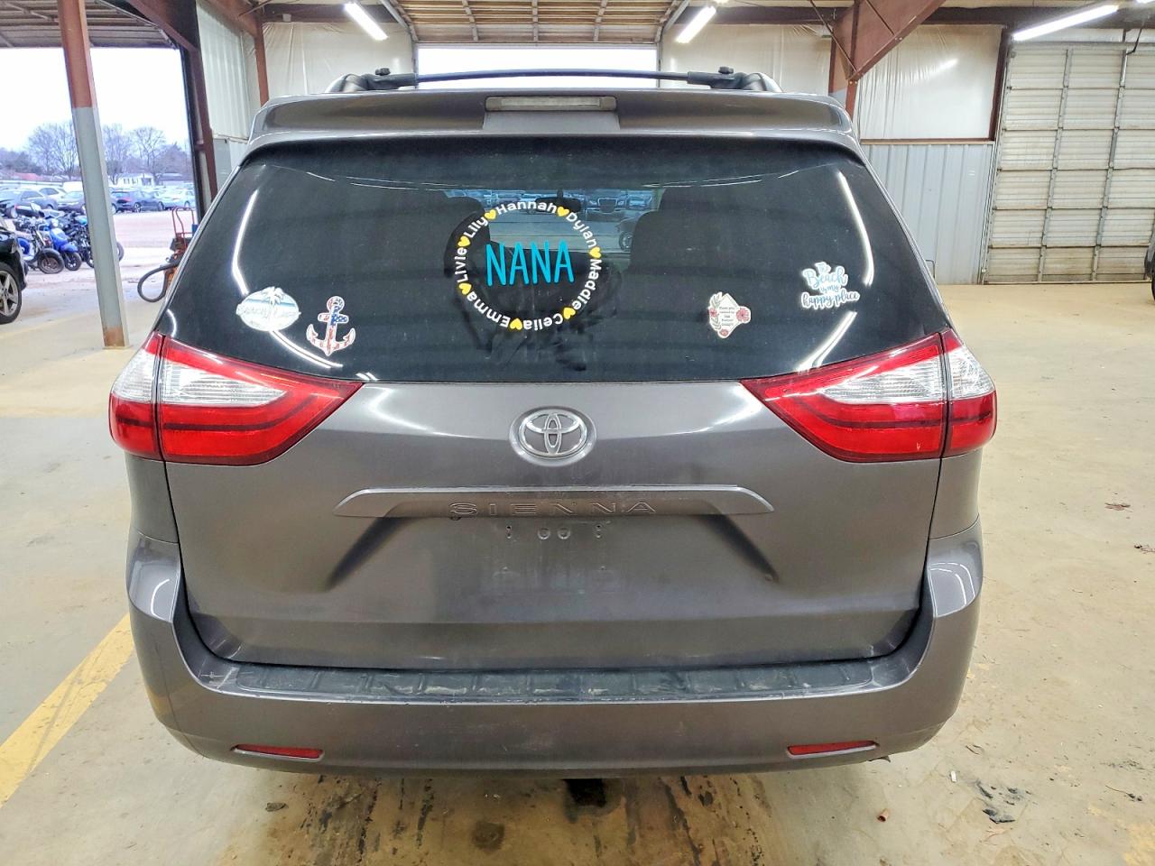 2017 TOYOTA SIENNA LE photo 6