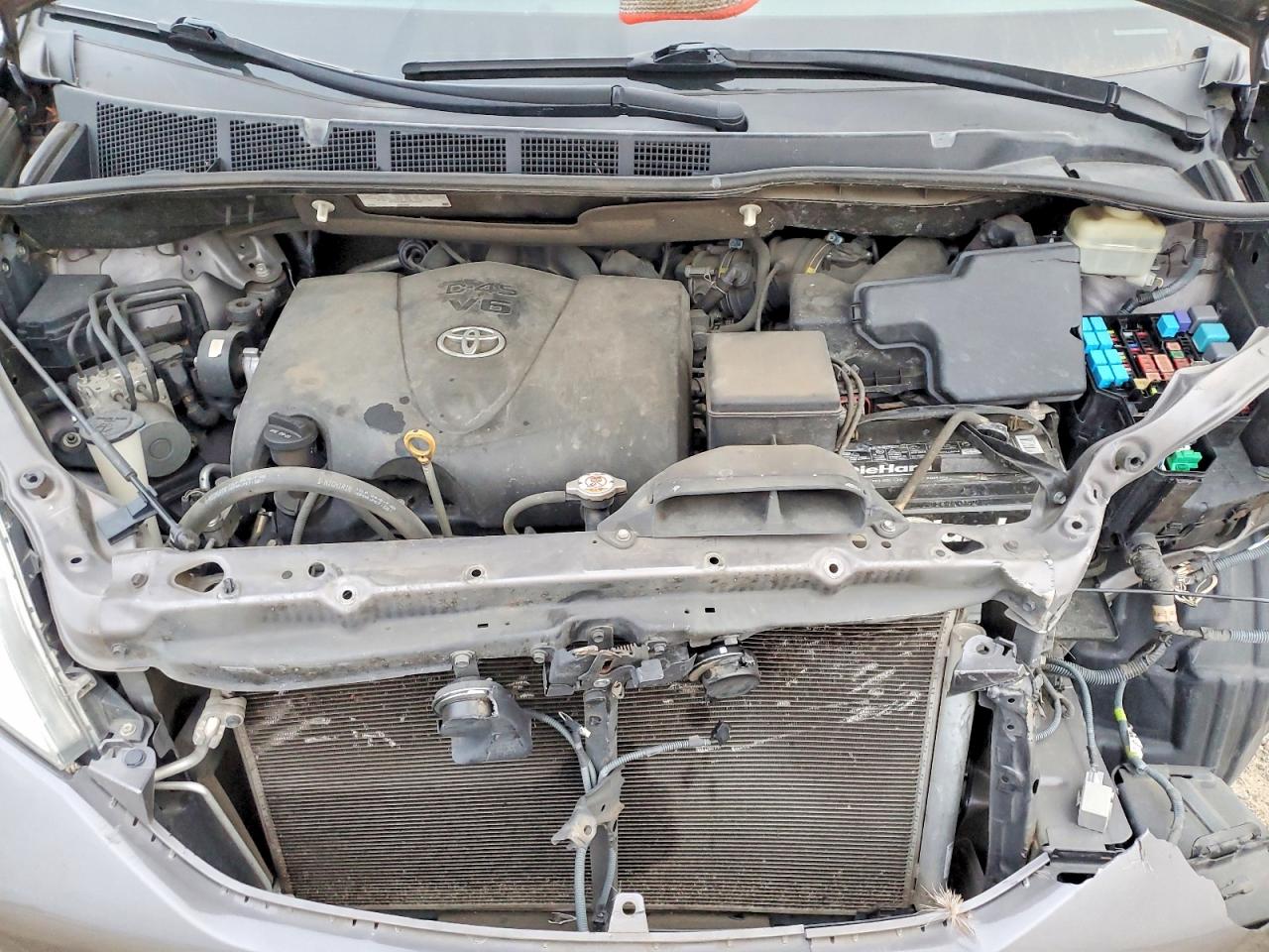 2017 TOYOTA SIENNA LE photo 12