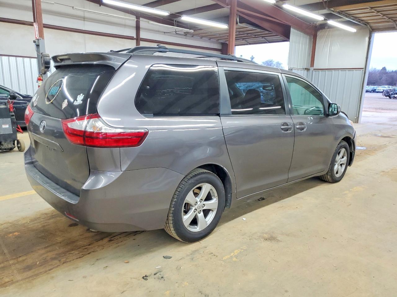 2017 TOYOTA SIENNA LE photo 3
