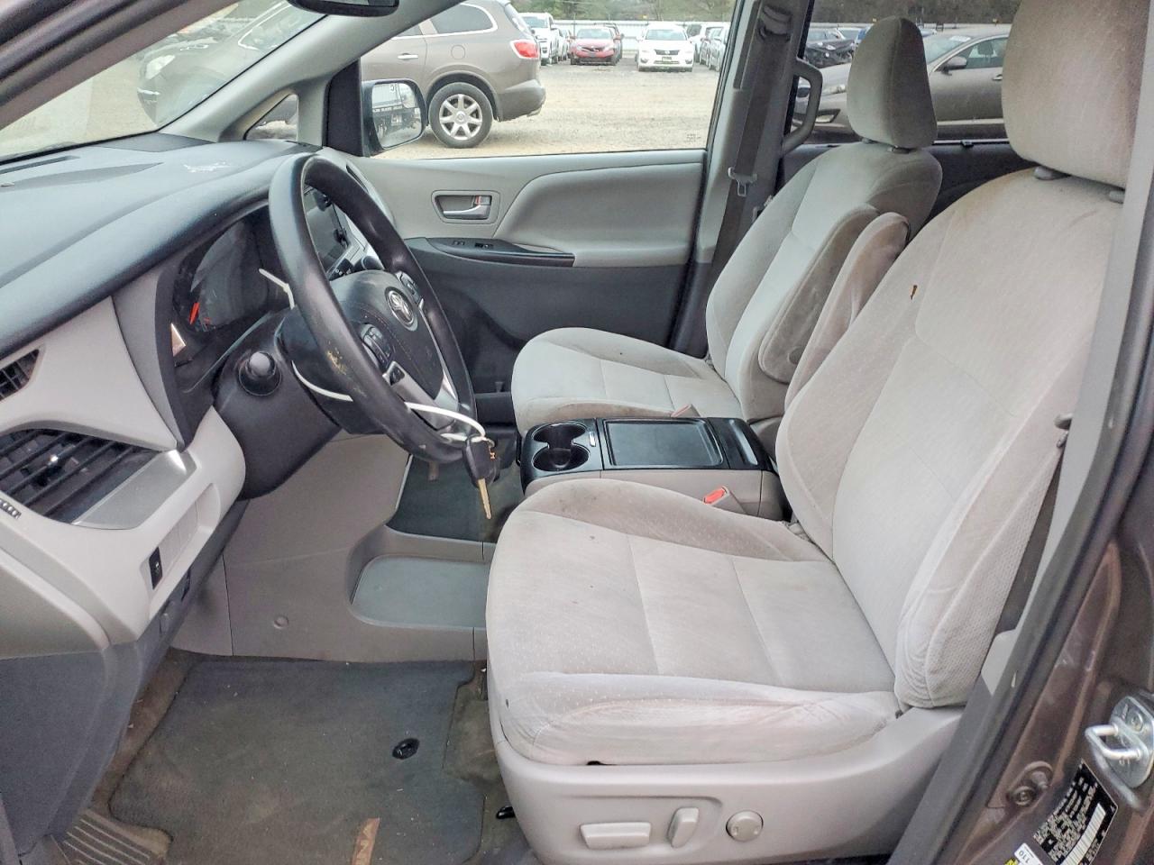 2017 TOYOTA SIENNA LE photo 7