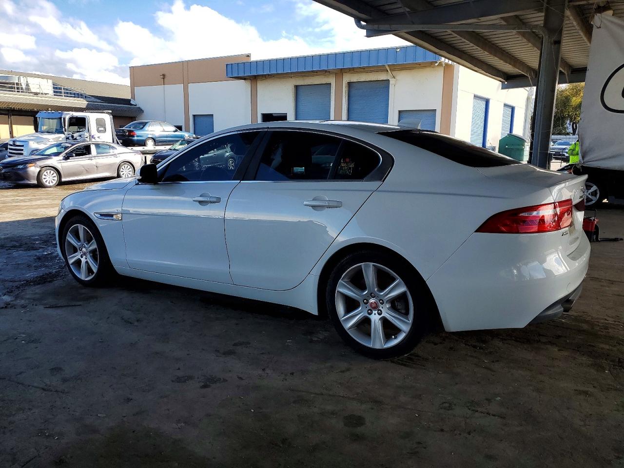 2017 JAGUAR XE PRESTIGE photo 2