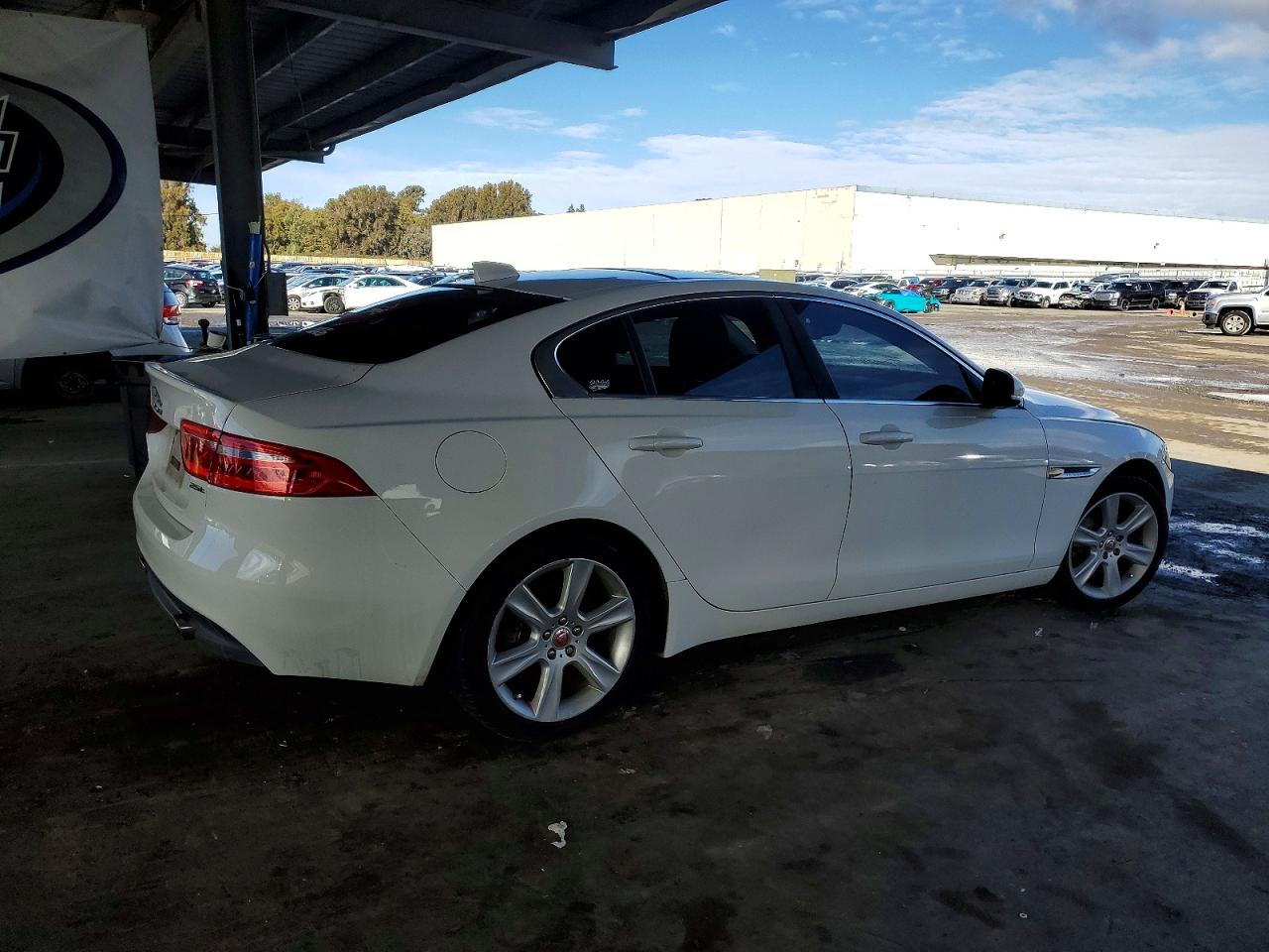 2017 JAGUAR XE PRESTIGE photo 3