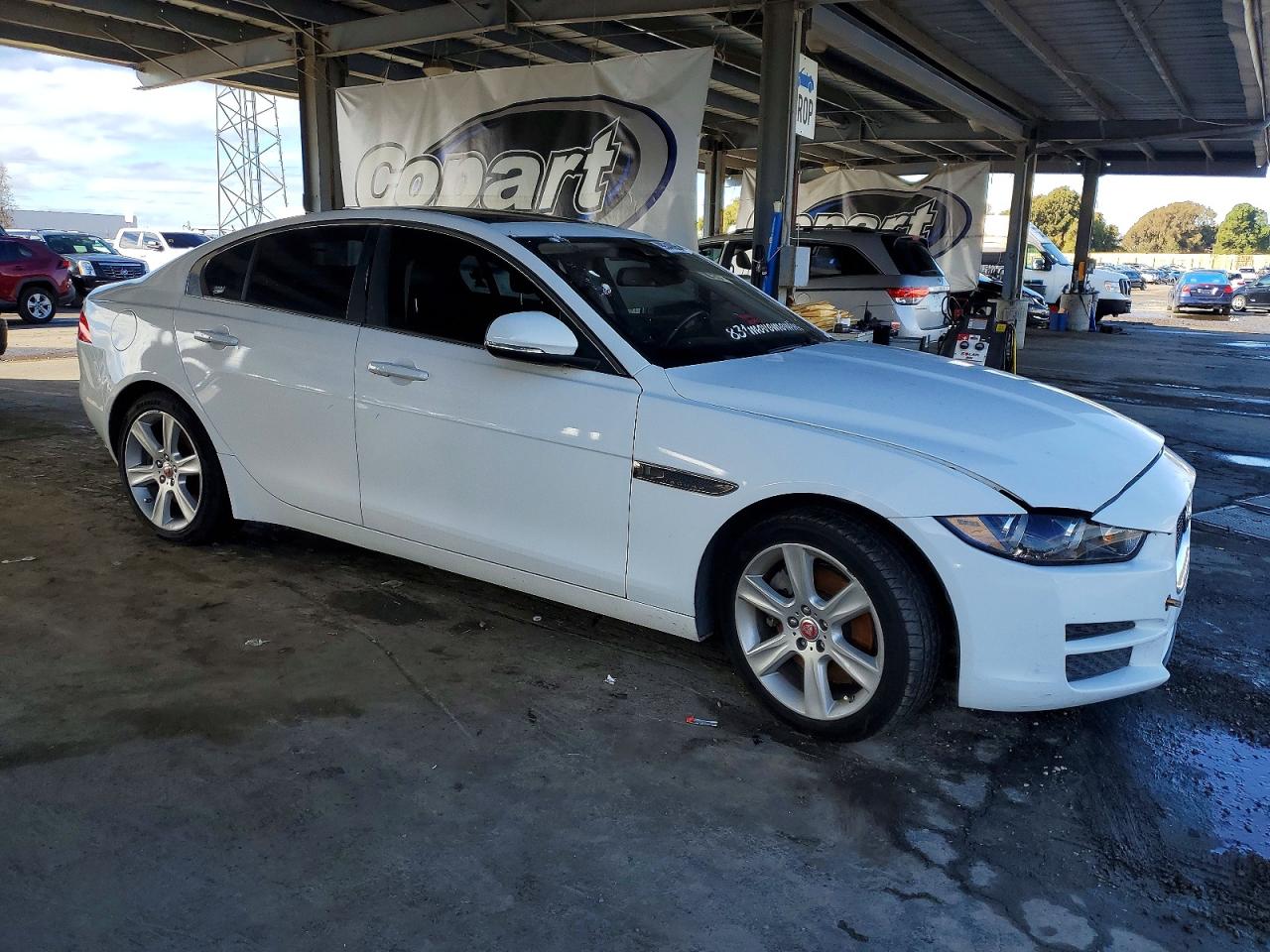 2017 JAGUAR XE PRESTIGE photo 4