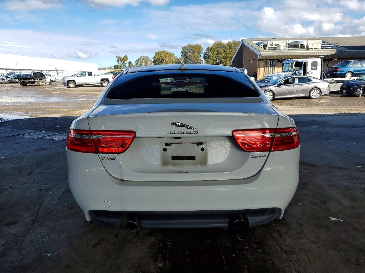 2017 JAGUAR XE PRESTIGE photo 6