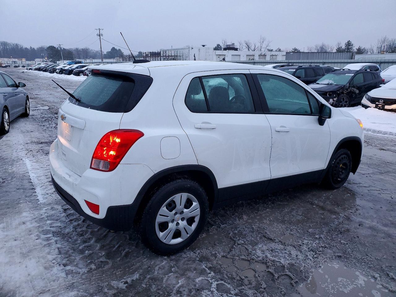 2018 CHEVROLET TRAX LS photo 3