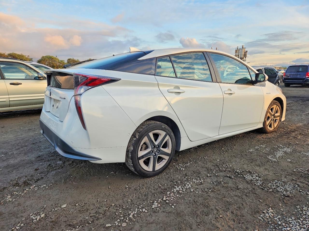 2018 TOYOTA PRIUS photo 3