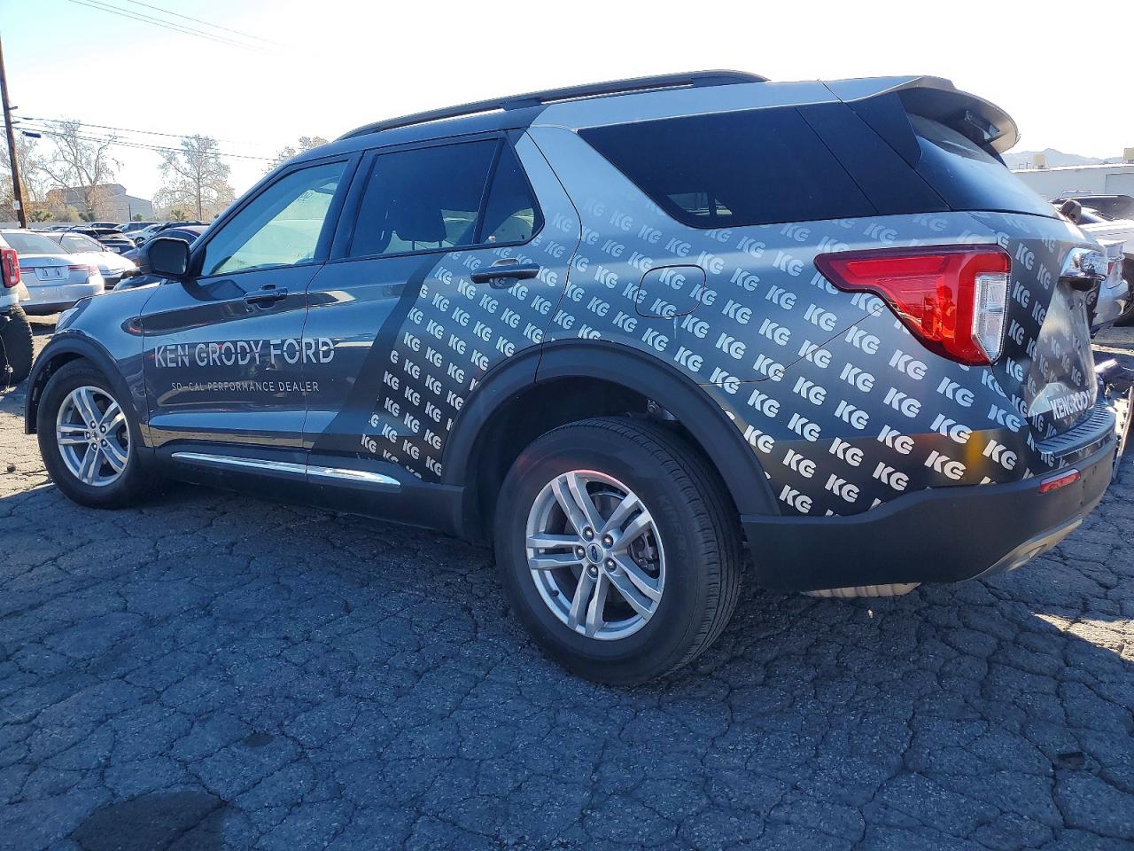 2023 FORD EXPLORER XLT photo 2