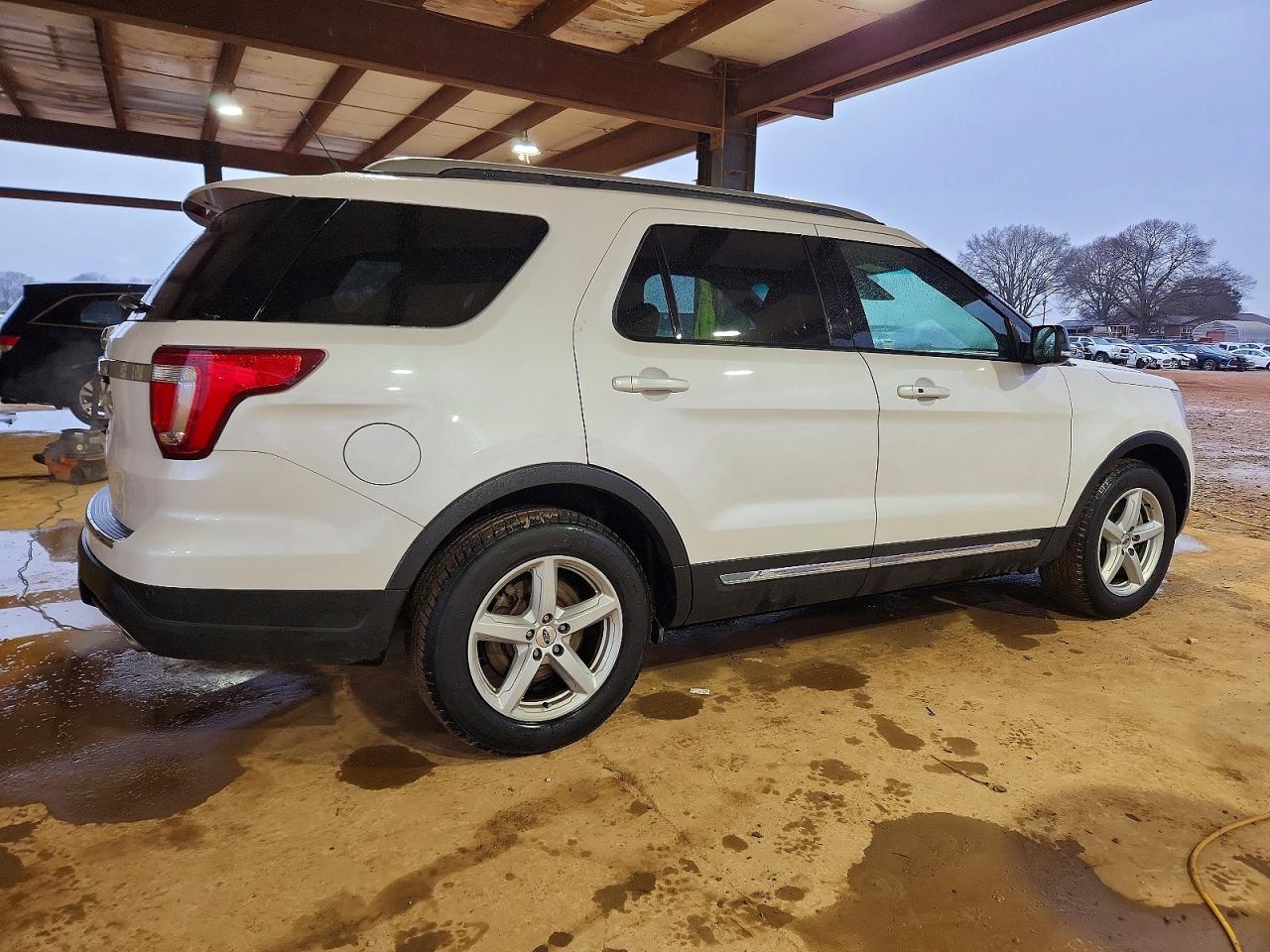 2018 FORD EXPLORER XLT photo 3