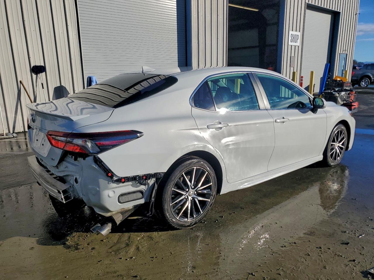 2022 TOYOTA CAMRY SE photo 3