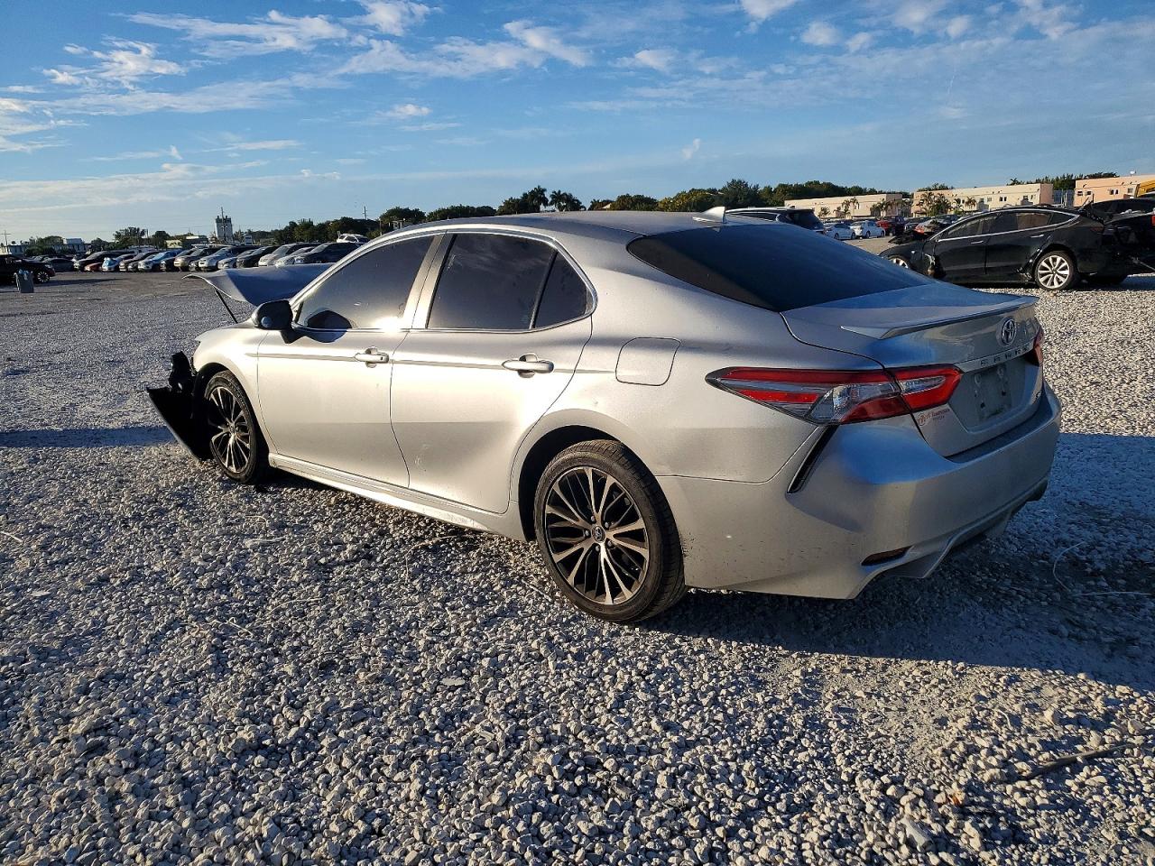 2019 TOYOTA CAMRY L photo 2