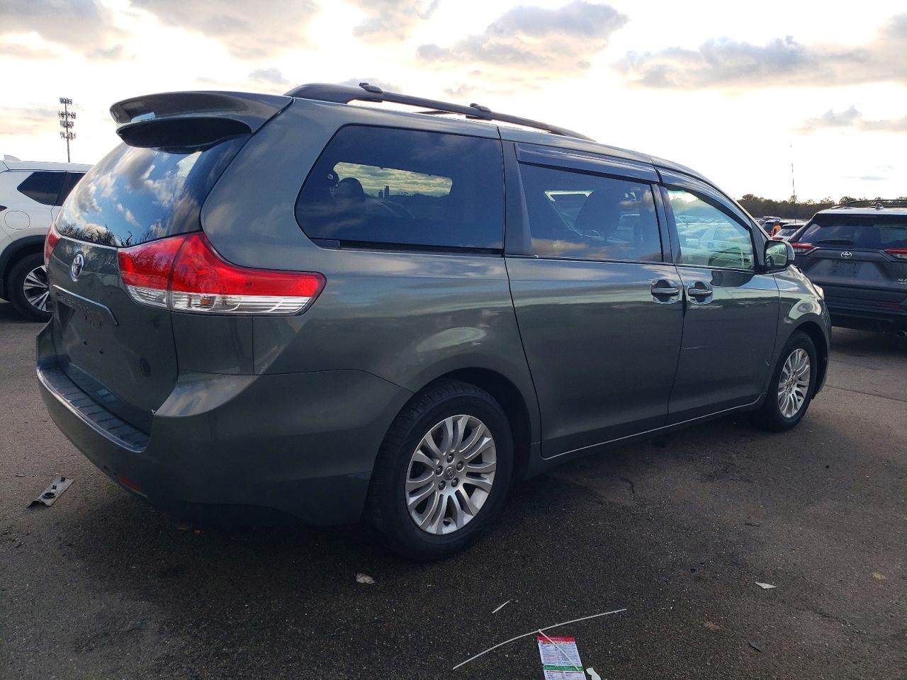 2014 TOYOTA SIENNA XLE photo 5