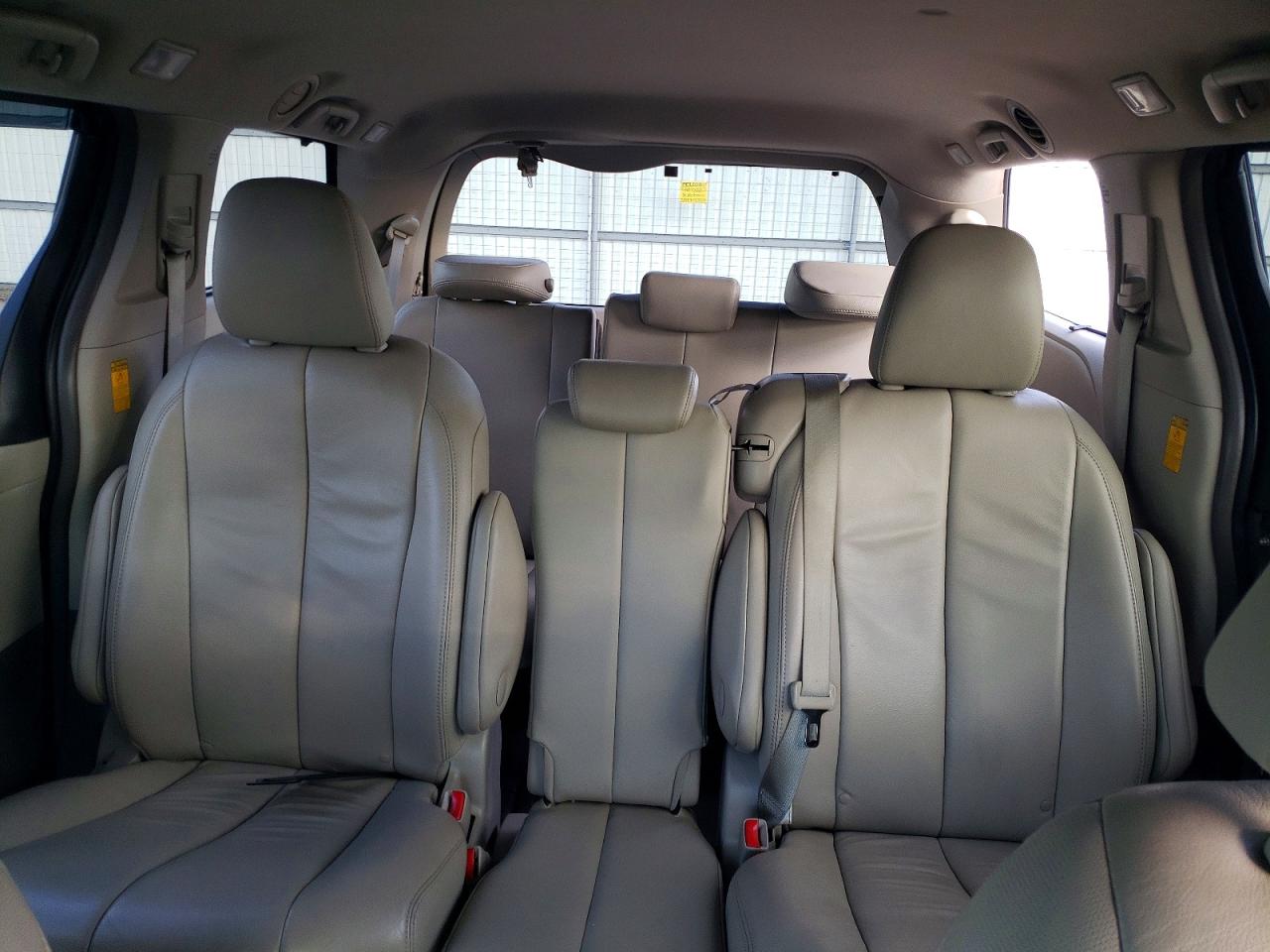 2014 TOYOTA SIENNA XLE photo 19