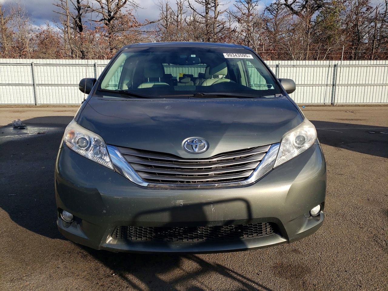 2014 TOYOTA SIENNA XLE photo 9