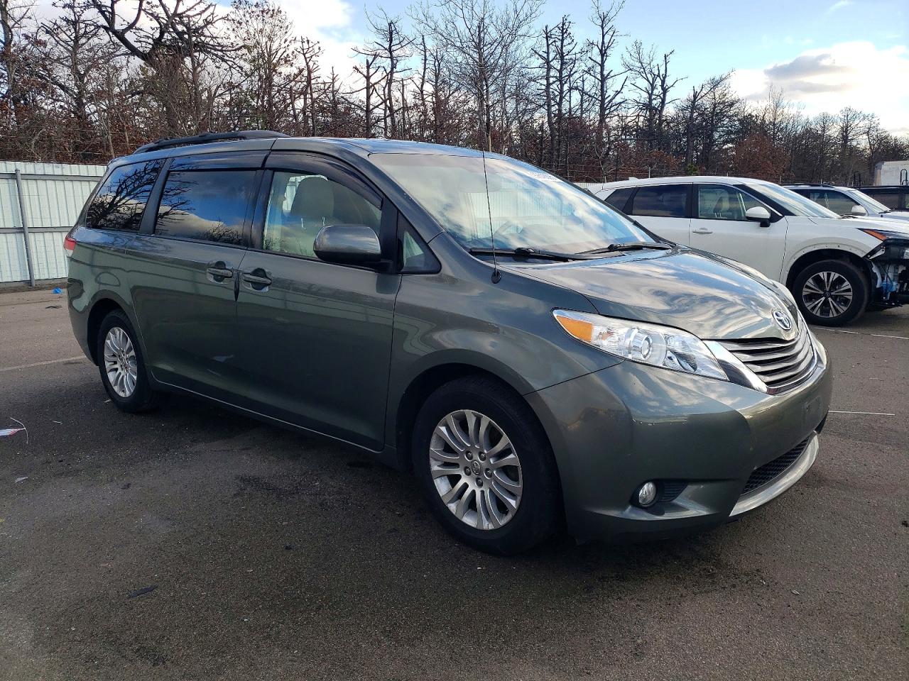 2014 TOYOTA SIENNA XLE photo 7