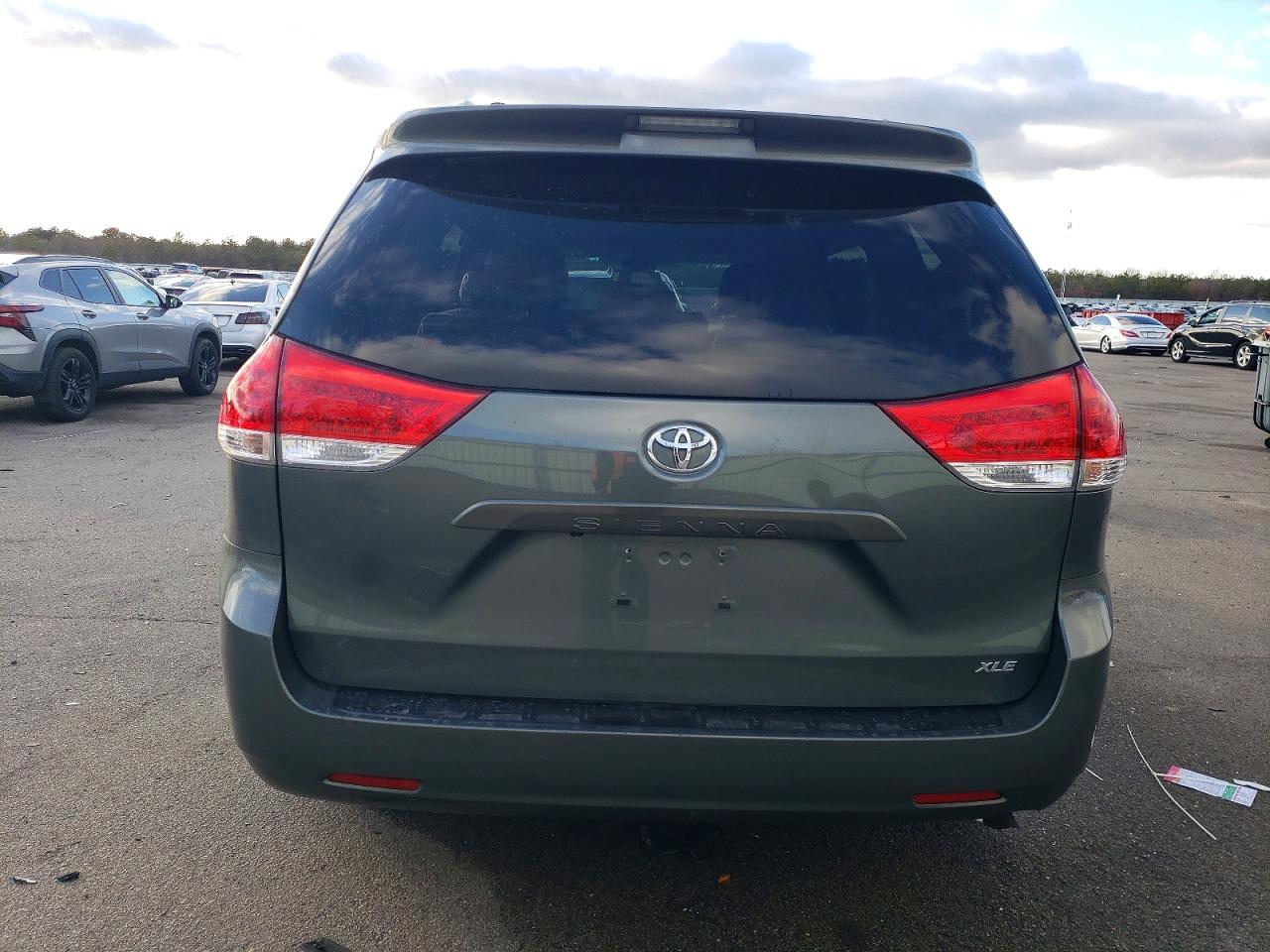 2014 TOYOTA SIENNA XLE photo 11
