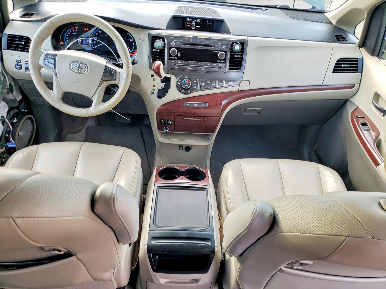 2014 TOYOTA SIENNA XLE photo 15