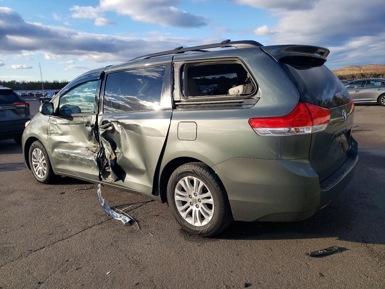 2014 TOYOTA SIENNA XLE photo 3