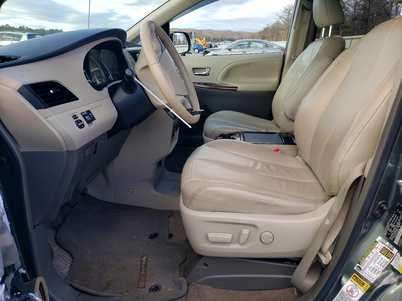 2014 TOYOTA SIENNA XLE photo 13