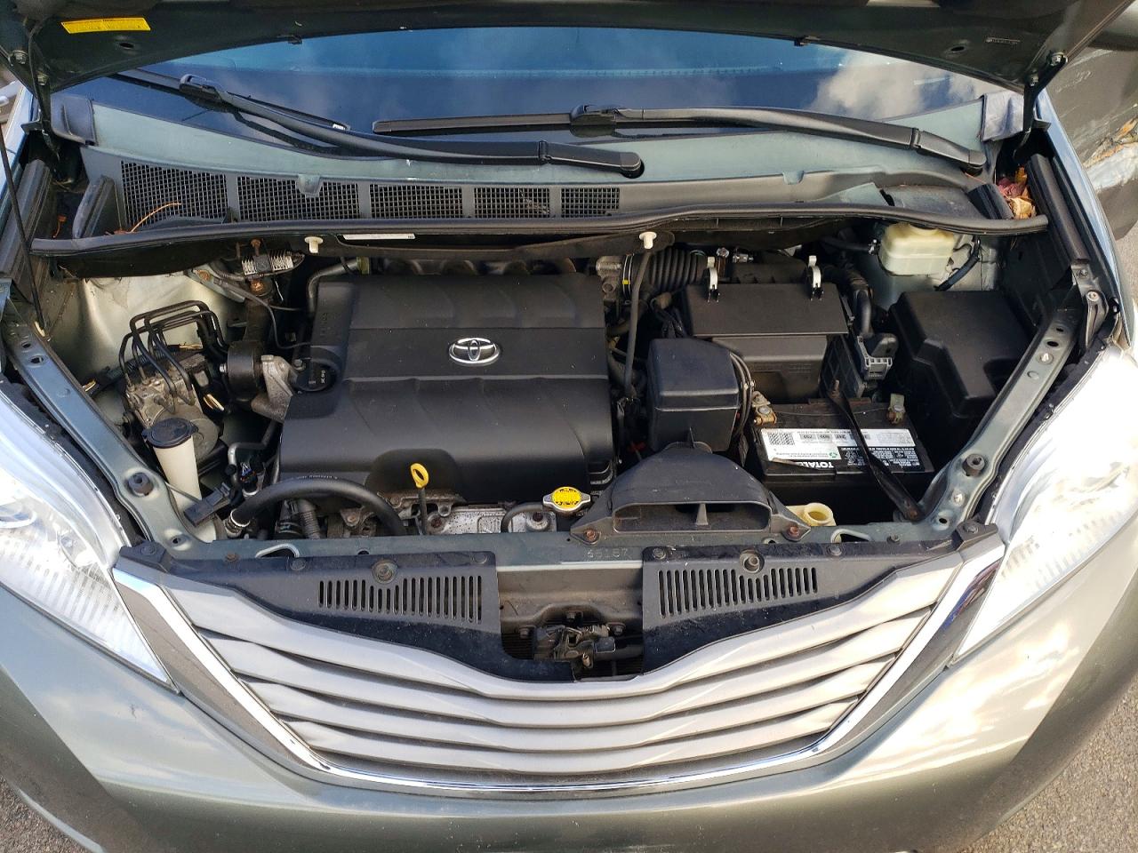 2014 TOYOTA SIENNA XLE photo 23