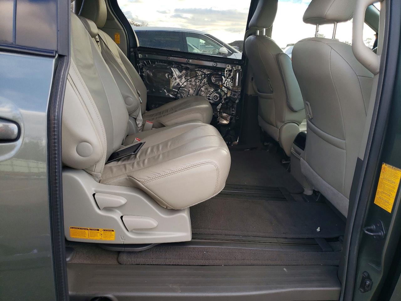 2014 TOYOTA SIENNA XLE photo 21