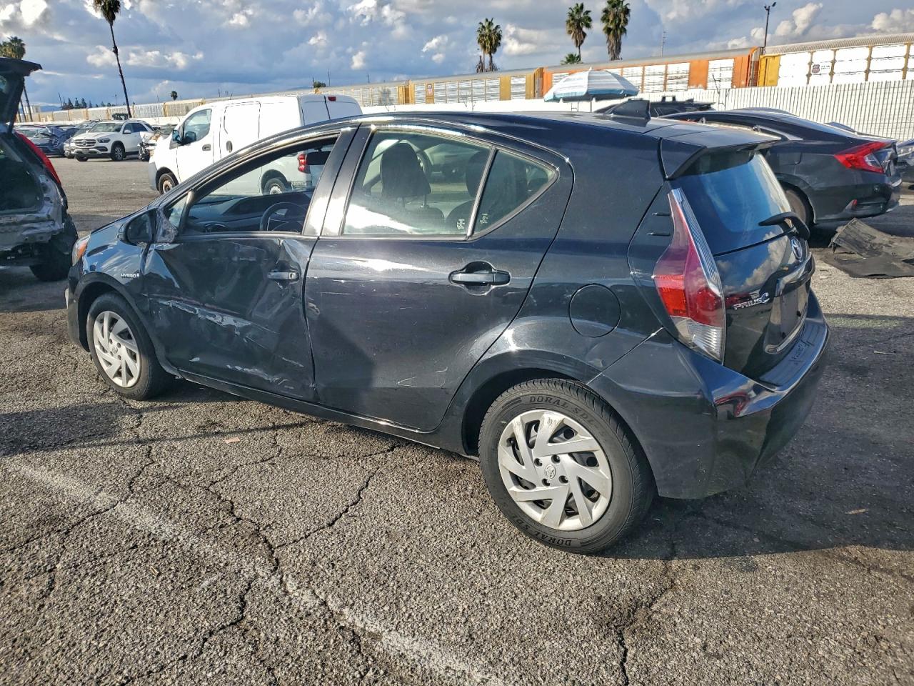 2015 TOYOTA PRIUS C photo 2
