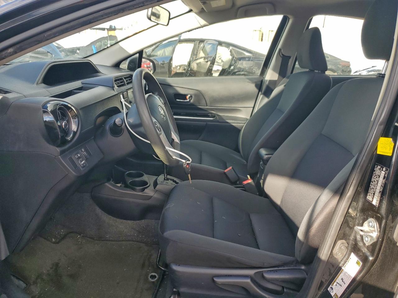2015 TOYOTA PRIUS C photo 7