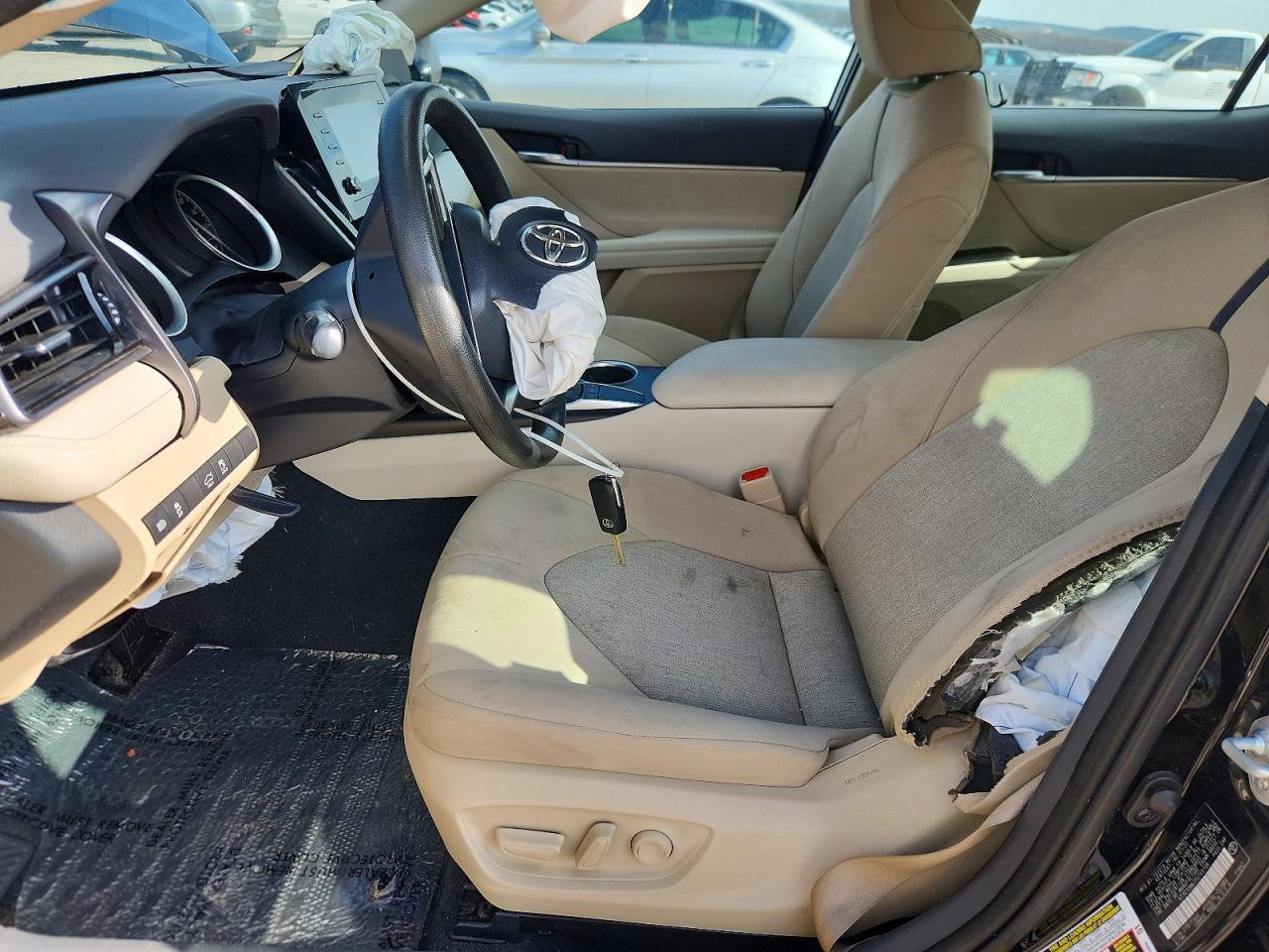 2023 TOYOTA CAMRY LE photo 19