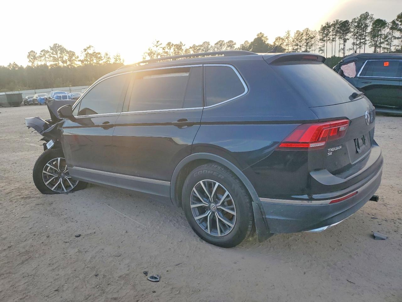2020 VOLKSWAGEN TIGUAN SE photo 2