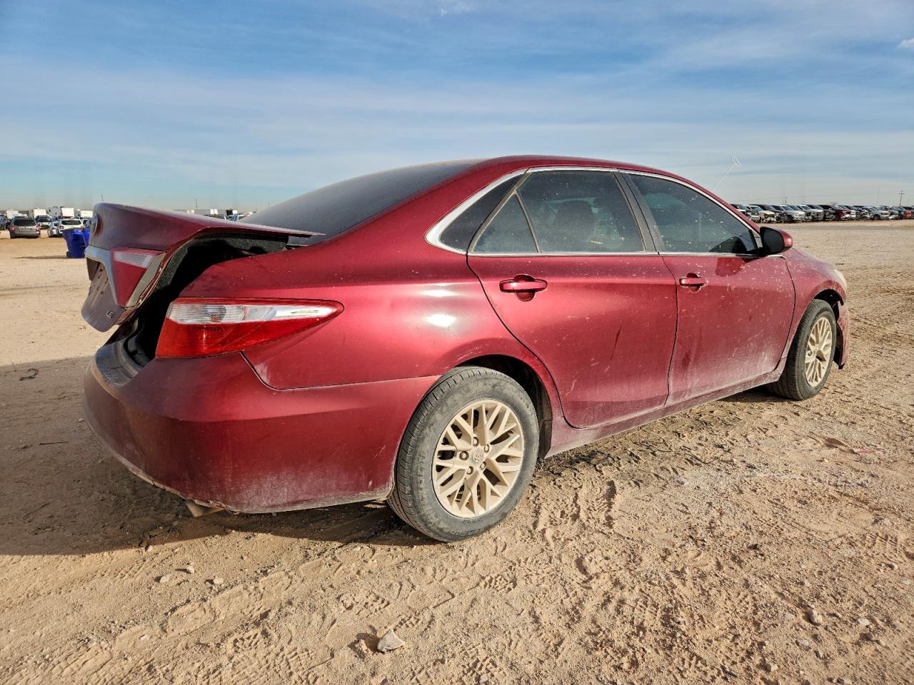 2017 TOYOTA CAMRY LE photo 3