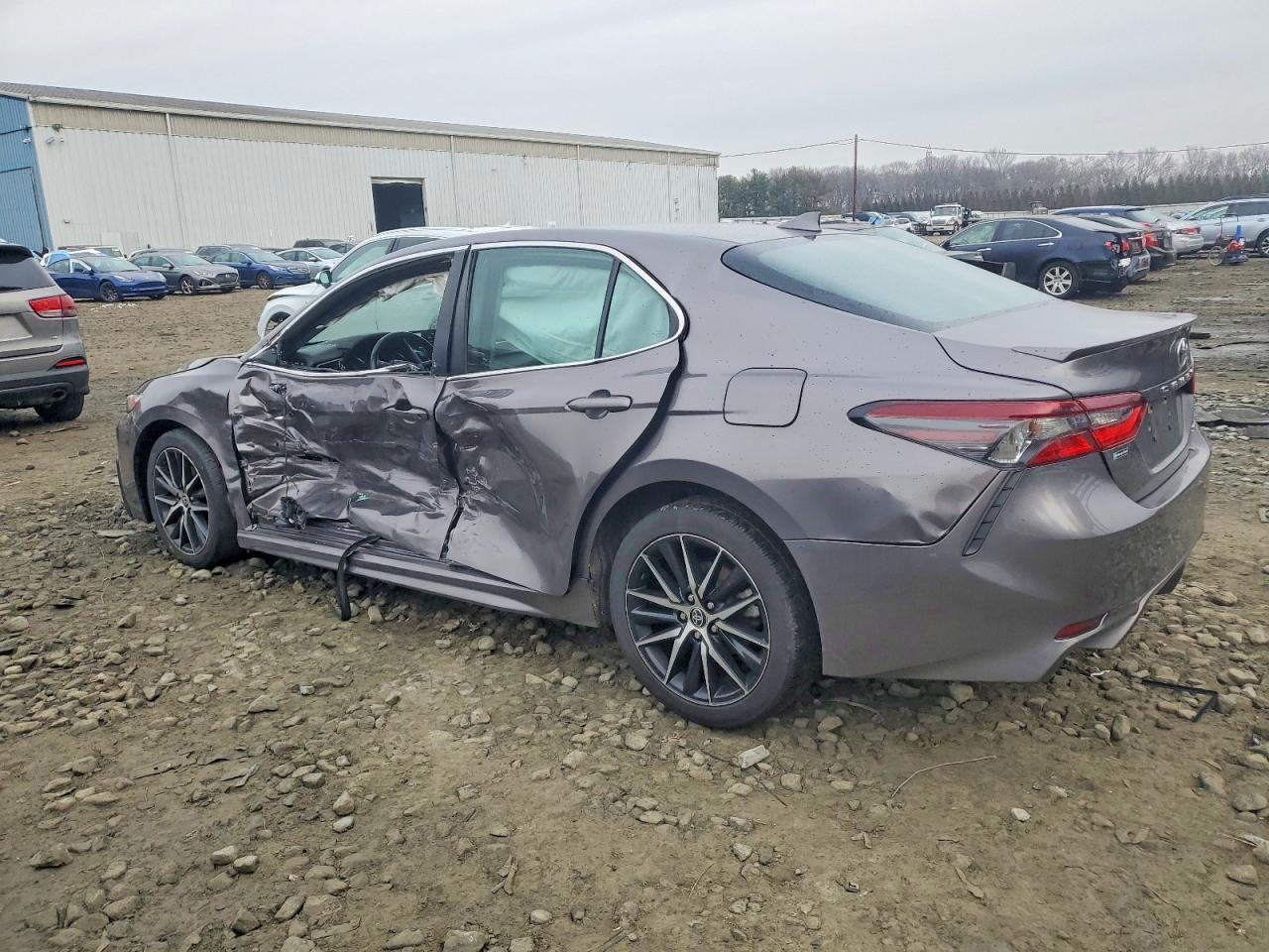 2022 TOYOTA CAMRY SE photo 3
