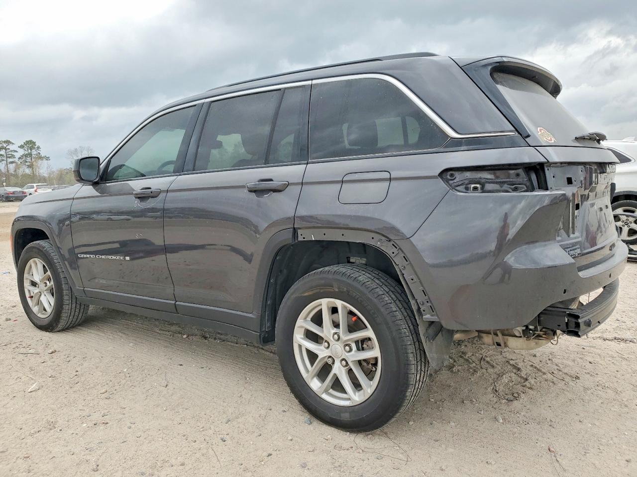 2024 JEEP GRAND CHEROKEE LAREDO photo 2