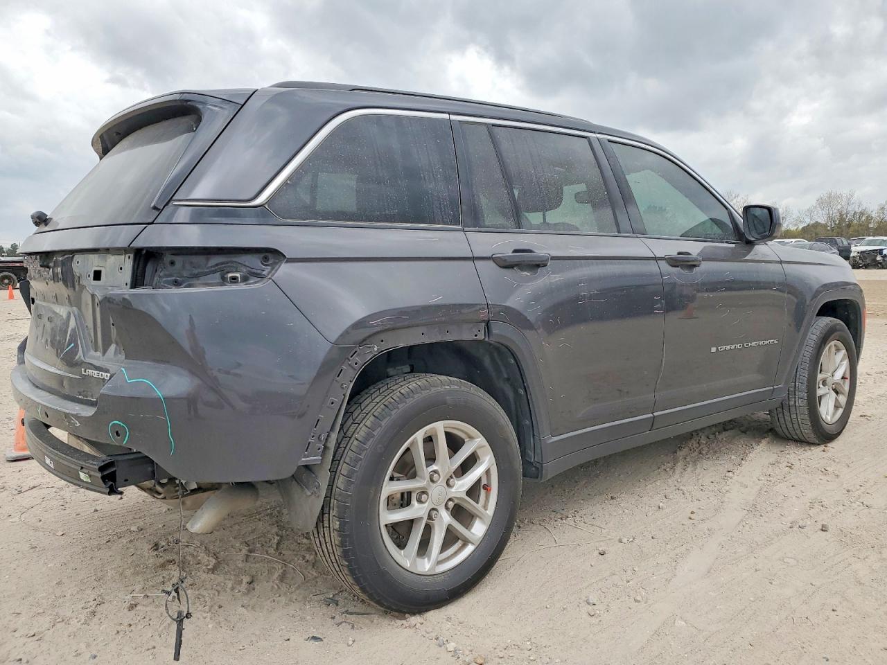 2024 JEEP GRAND CHEROKEE LAREDO photo 3