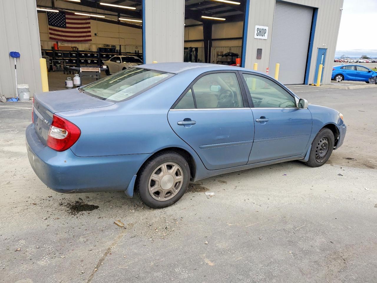 2004 TOYOTA CAMRY LE photo 3