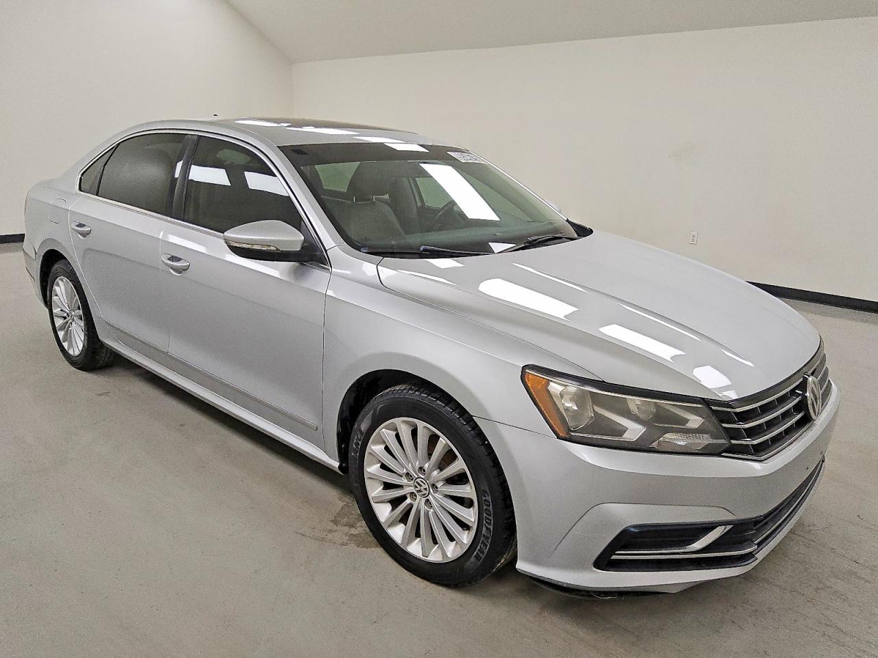 2017 VOLKSWAGEN PASSAT SE photo 4