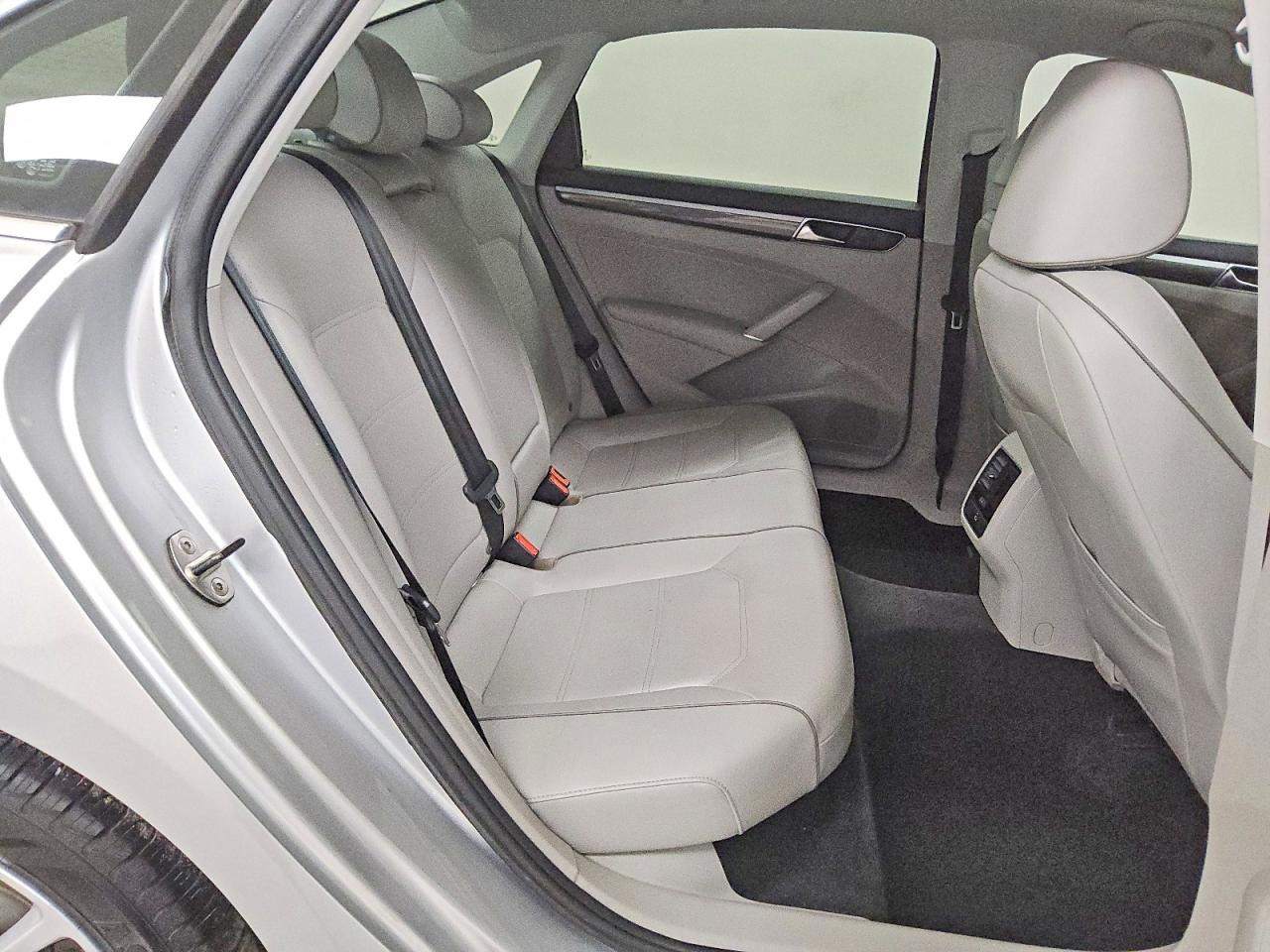 2017 VOLKSWAGEN PASSAT SE photo 10