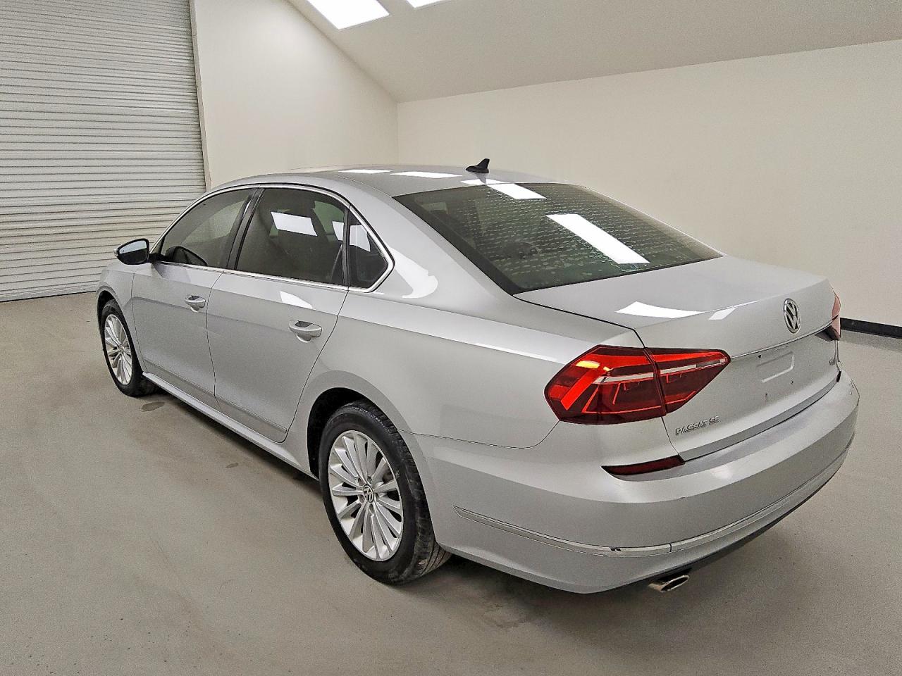 2017 VOLKSWAGEN PASSAT SE photo 2