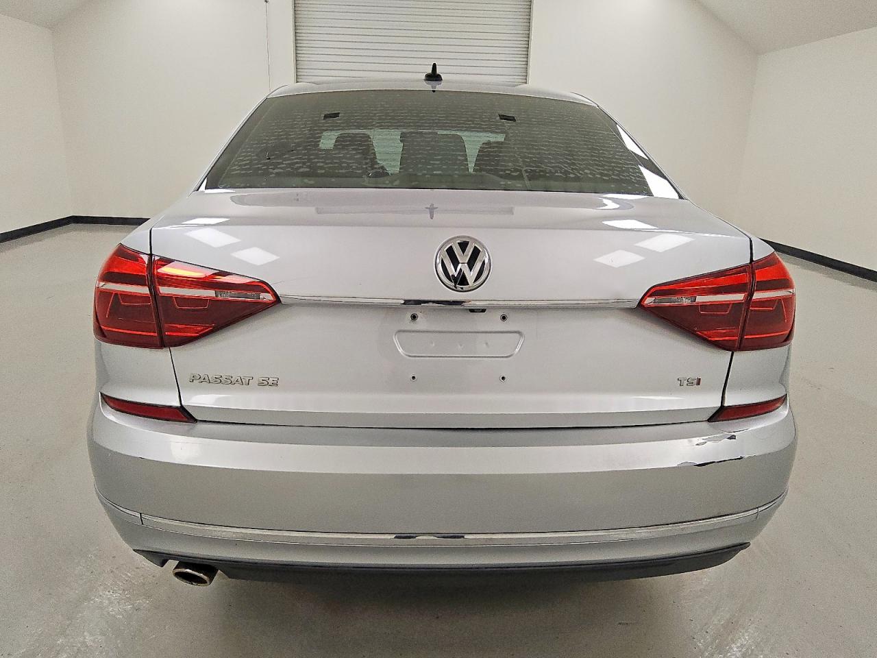 2017 VOLKSWAGEN PASSAT SE photo 6