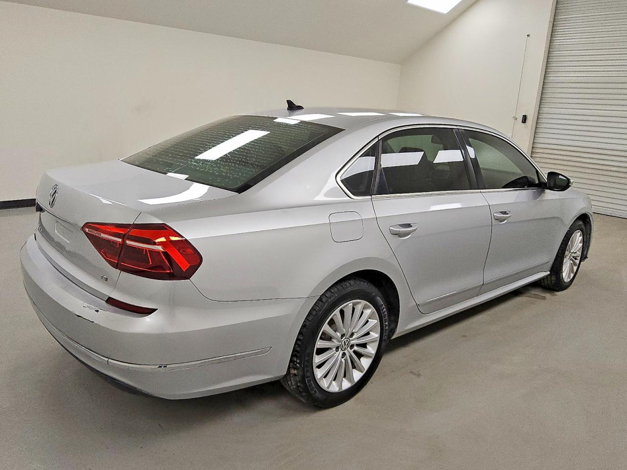 2017 VOLKSWAGEN PASSAT SE photo 3