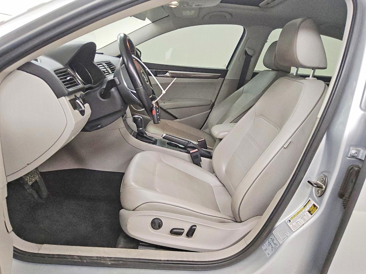 2017 VOLKSWAGEN PASSAT SE photo 7
