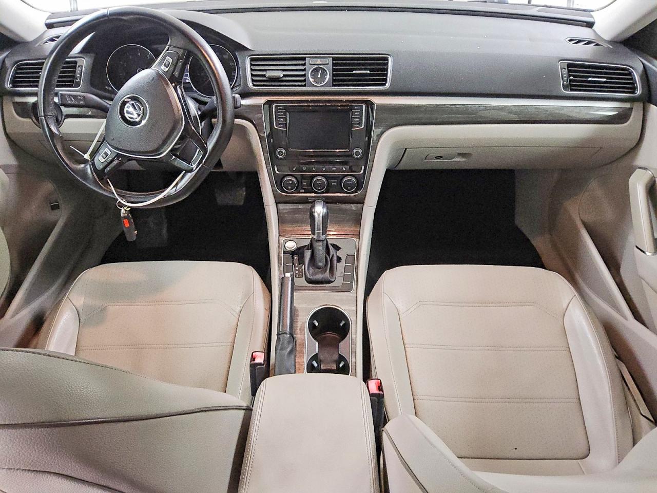 2017 VOLKSWAGEN PASSAT SE photo 8