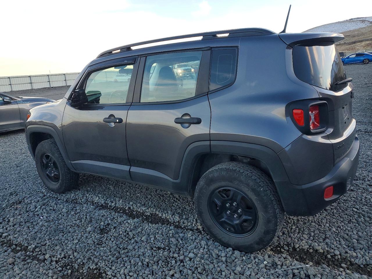 2017 JEEP RENEGADE SPORT photo 3