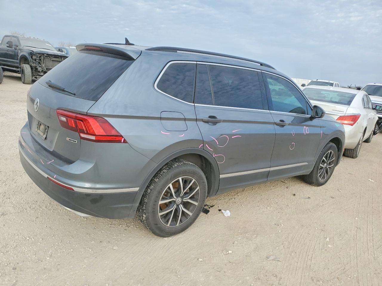 2021 VOLKSWAGEN TIGUAN SE photo 3